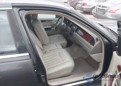 2003 Lincoln Town Car Signature z USA, uszkodzony, nr VIN 1LNHM82W03Y627175